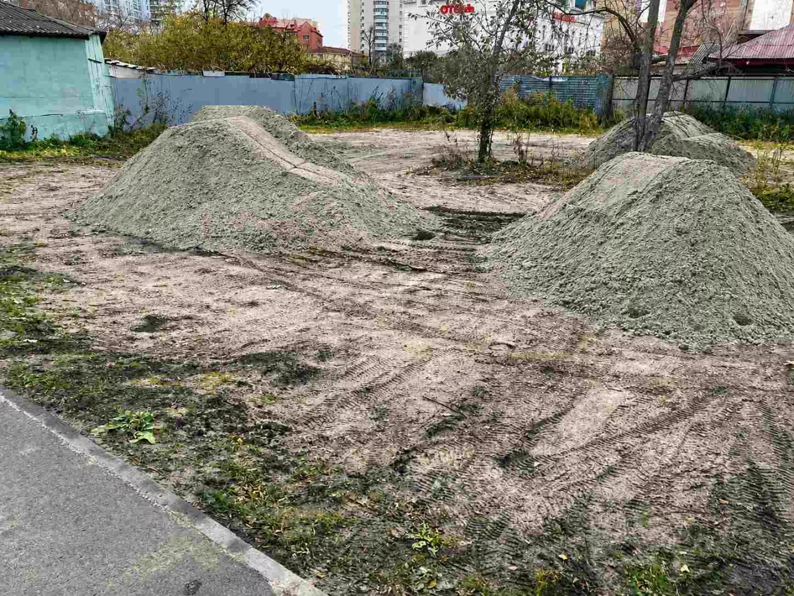 Отсыпка и выравнивание территории под площадку — фото 7