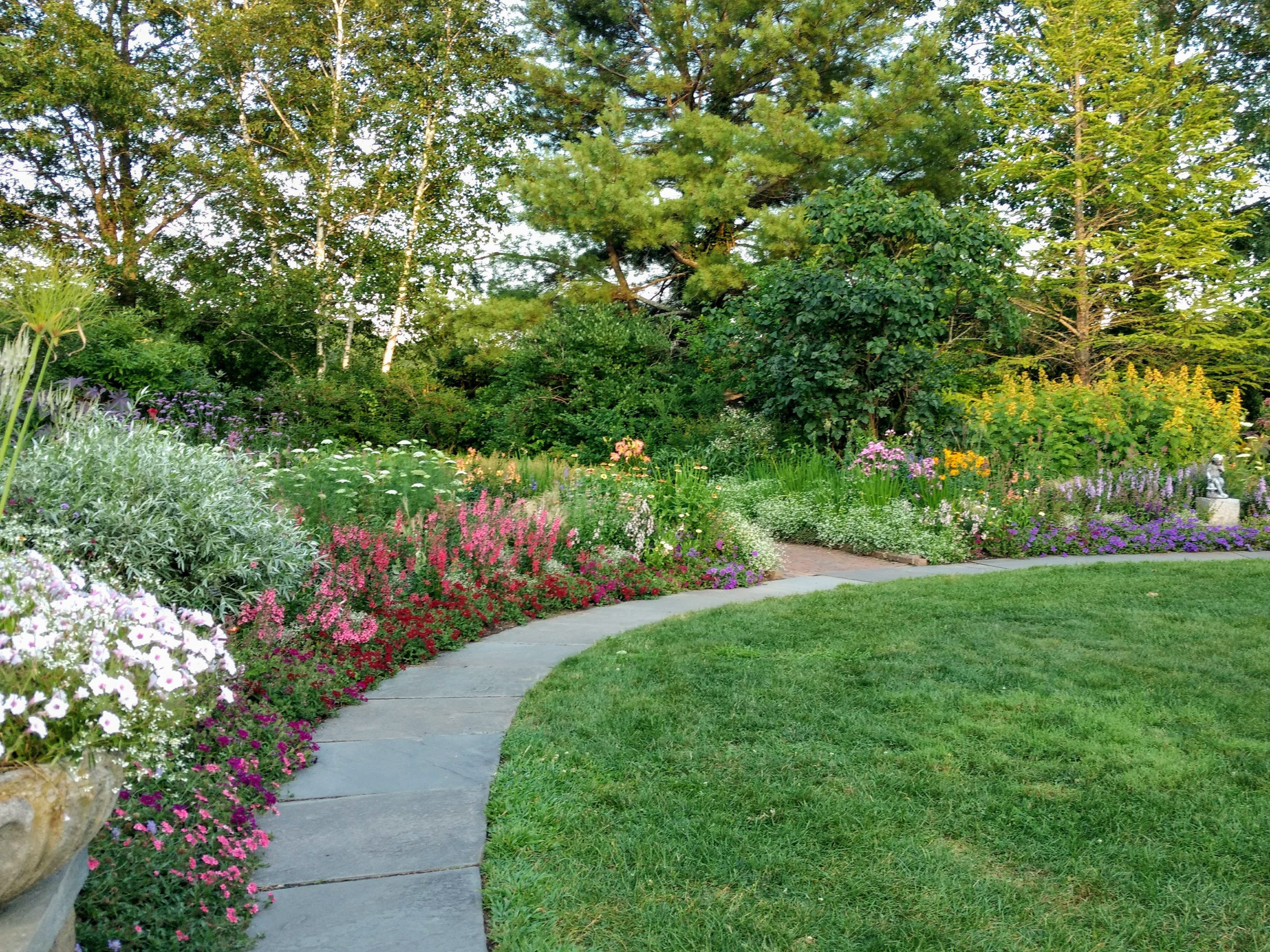 Благоустройство участка частного дома в Калининграде и Калининградской области